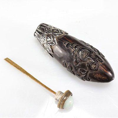 Snuff box carved in a seed topped with silver and stone