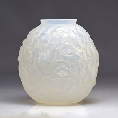 Verlys France vase en verre opalescent à décor floral - Art Déco