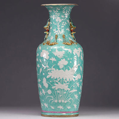 Chine - grand vase en porcelaine à décor de fleurs et d'oiseaux, glaçure turquoise, XIXe siècle.