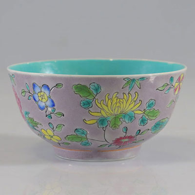 Bol en porcelaine de chine fond mauve décor de fleurs époque Qing