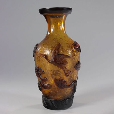 Vase en verre de Pekin à décor de personnages..