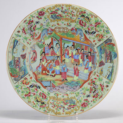 Grand plat en porcelaine à décor de personnages de Canton
