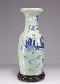 Grand vase en porcelaine céladon à décor de personnages XIXème