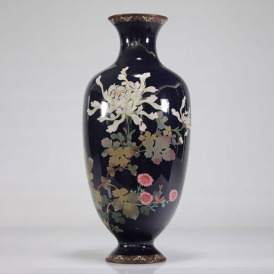 Vase japonais cloisonné bleu foncé à décor floral. Epoque Meiji