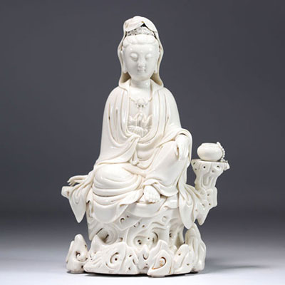Porcelaine blanc de chine Guanyin assise sur un rocher