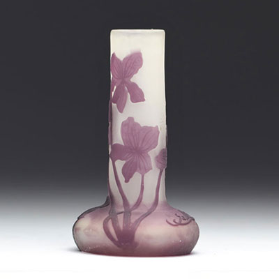 Emile Gallé vase multicouche à décor de fleurs
