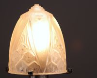 Muller Frères Lunéville - Lampe Art Déco, globe en verre à décor géométrique.