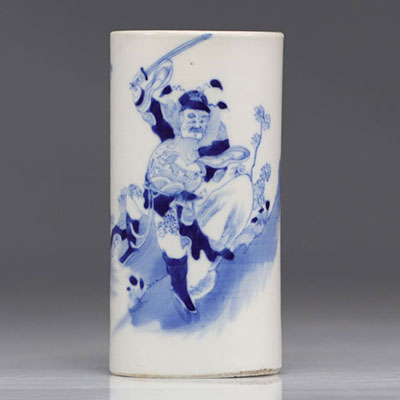 Porte pinceaux en porcelaine de chine en blanc et bleu à décor d'un guerrier du XIXe siècle
