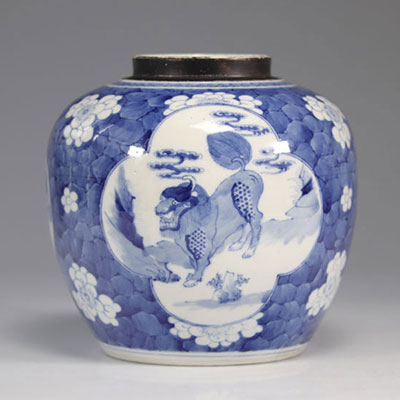 Vase en porcelaine de chine blanc bleu à décor de chiens marque aux cercles