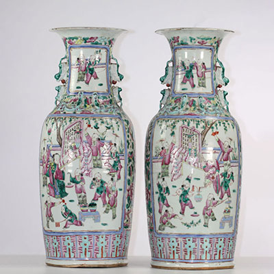 Paire de vases en porcelaine avec décor de personnages , Chine , XIX ème