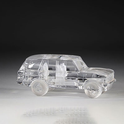 Claude NICOLAS (XXe-XXIe siècles) Range Rover en cristal signé.
