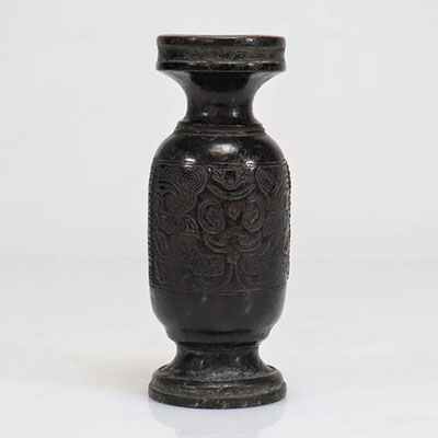 Vase en bronze chinois à décor archaïque
