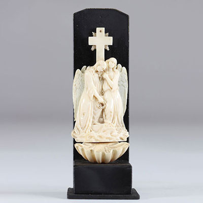 Somptueux bénitier finement sculpté de deux anges Dieppe 18ème