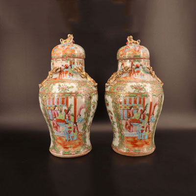 Paire de vases couverts en porcelaine de canton 19ème