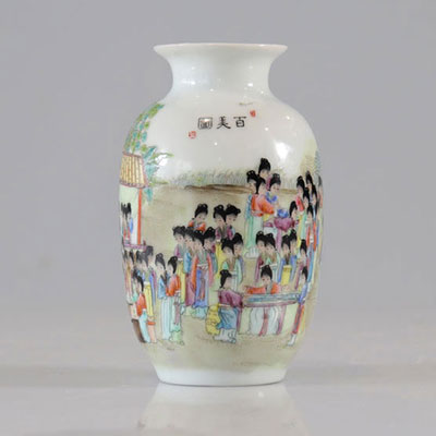 Vase en porcelaine de la famille rose riche décor de personnages République