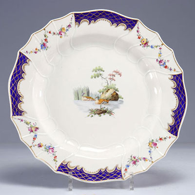Large Tournai porcelain dish decorated with ducks, 18th century