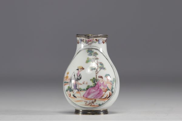Chine - Verseuse en porcelaine Compagnie des Indes, monture en argent vermeil à décor romantique, famille rose, XVIIIe siècle.