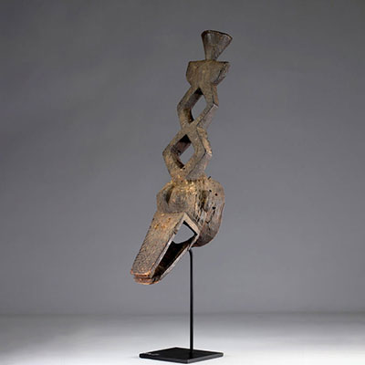 Masque Ko - Très ancien masque caïman Ko (Burkina Faso). Début 20ème siècle. Très vieille patine sacrificielle noire. Accidents à l'arrière, légers manques. Longueur hors socle: 66 cm.
