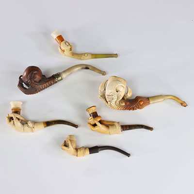 Lot of 5 foam and amber pipes decorated with hands and paw