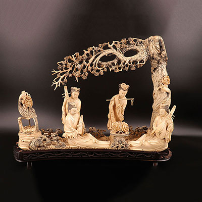 Chine - Grande sculpture de jeunes femmes musiciennes en ivoire 19ème