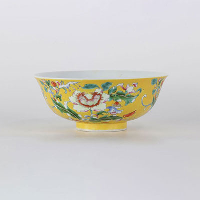 Bol en porcelaine de chine sur fond jaune à décor de fleurs marque sous la pièce