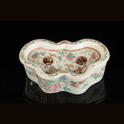 China - porcelain cricket box - famille rose