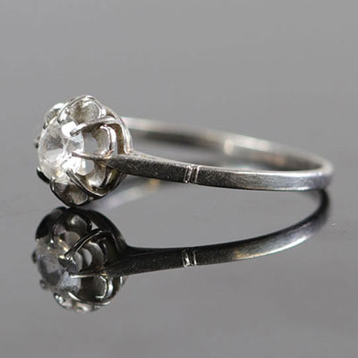 White gold ring, topped with a solitaire diamond