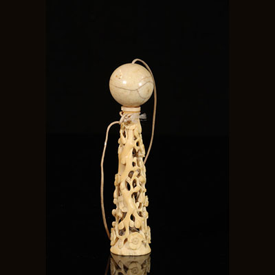 Japon - Bilboquet  en ivoire sculpté 19ème
