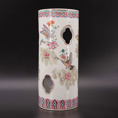 Vase rouleau en porcelaine de chine famille rose à décor de papillons 19ème 