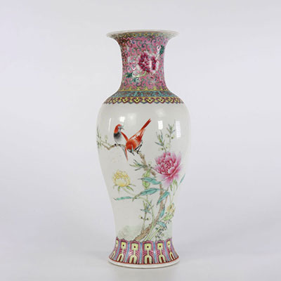 Chinese porcelain vase with bird decoration from the republic period