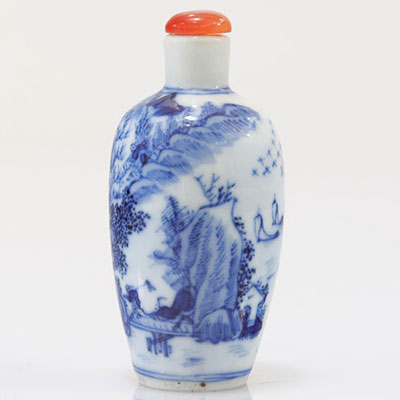 Tabatière en porcelaine blanc bleu décor de paysage époque Qing