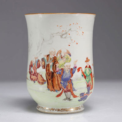 Cruche en porcelaine famille rose XVIIIème décor de 'Luohan' et personnages