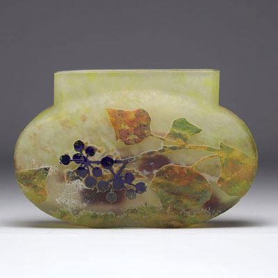 Daum Nancy vase dégagé à l'acide à décor de baies des couleurs d'automne