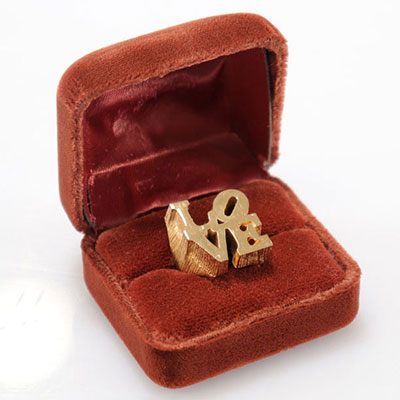 Robert INDIANA. THE LOVE RING, 1969. Golden ring. In its original “Ultima II” red velvet box Charles Revson, New York. Size 52