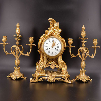 Pendule en bronze doré Louis XV, superbe travail 19ème .