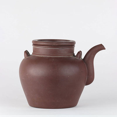 Imposing China Yixing teapot in red-brown clay