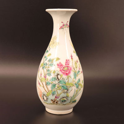 Vase en porcelaine de chine famille rose à décor végétal