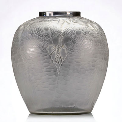 René LALIQUE (1860-1945) Vase en verre maté à décor de perroquets - modèle 