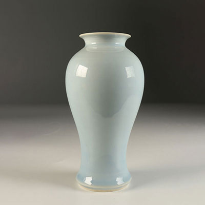 Vase monochrome à glaçure bleu ciel ,marque Yongzheng . Chine