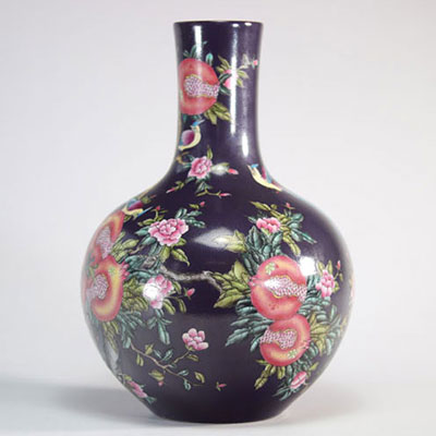 Vase en porcelaine de chine fond mauve à décor de grenades fleurs et oiseaux