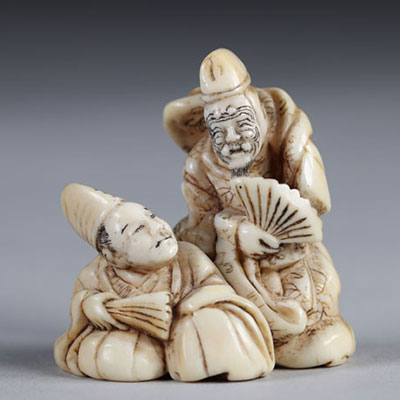 Netsuke sculpté de 2 danseurs kyogen. Japon époque Meiji fin 19ème