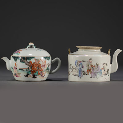 China - Set of two porcelain teapots decorated with warriors and dignitaries.