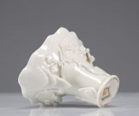 Coupe libatoire en blanc de chine décor de dragons époque Kangxi