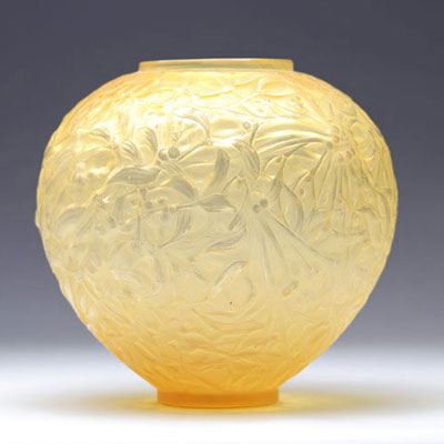 René LALIQUE (1860 - 1945) vase decorated with guis on a light yellow background