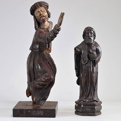 Statues religieuses (2) en bois sculpté, Christ polychrome portant sa croix (XVIème ? )