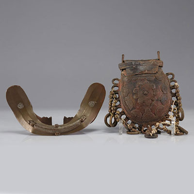 Lot d'une boite à poudre et un bracelet en bronze Afrique du Nord