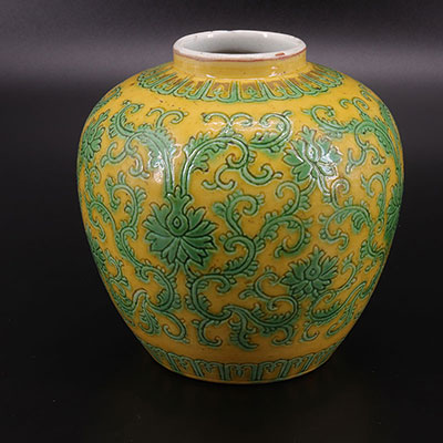 CHINA - small vase pot