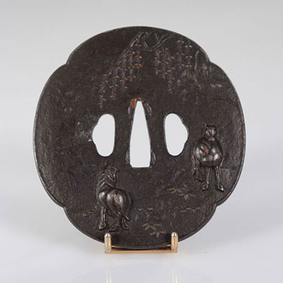 JAPAN EDO period (1603 - 1868) Iron tsuba and inlays Provenance: Gaston-Louis Vuitton Collection. 1324