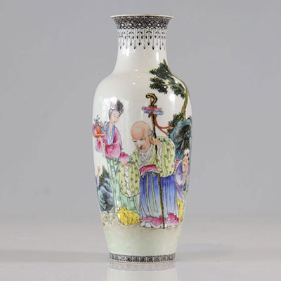 Vase en porcelaine de la famille rose décor de personnages et Chou lao époque république