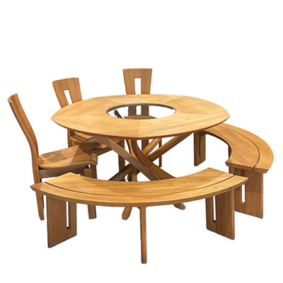 Pierre CHAPO (1927-1986) Ensemble d’une table avec deux bancs et trois chaises en orme massif